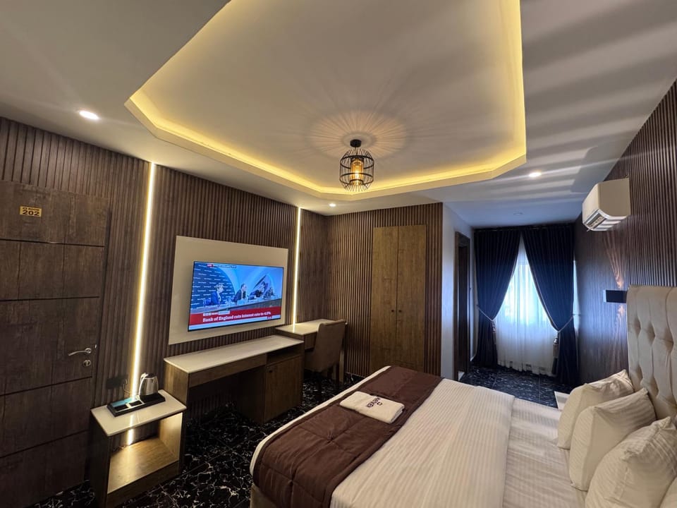 Bed, TV and multimedia, Photo of the whole room, Bedroom