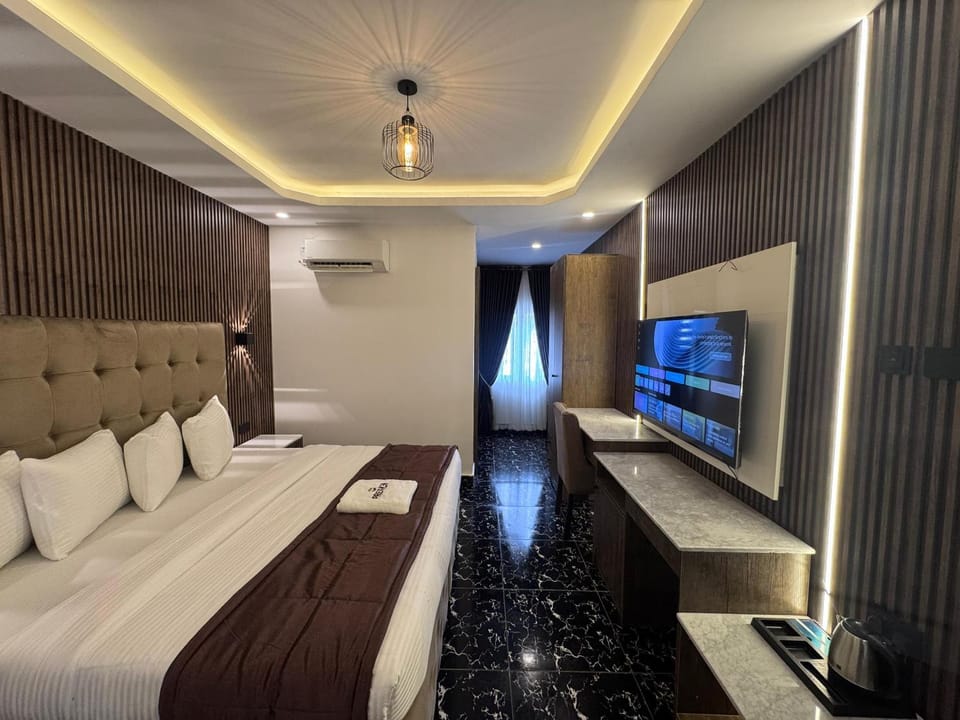 Bed, TV and multimedia, Photo of the whole room, Bedroom, air conditioner