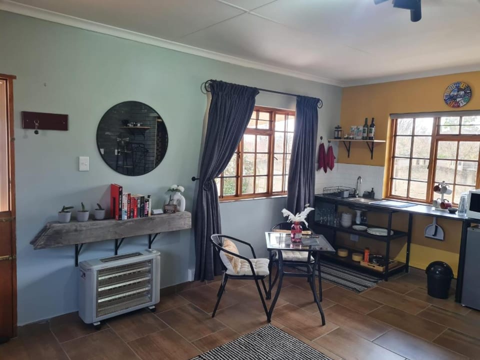 Kitchen or kitchenette, Seating area, Dining area
