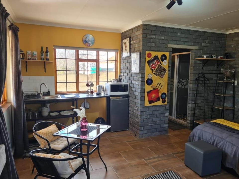 Kitchen or kitchenette, Seating area
