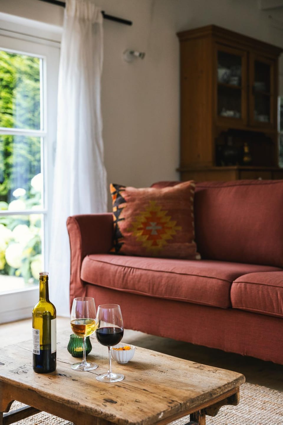 Living room, Food and drinks, Seating area, Drinks, Alcoholic drinks