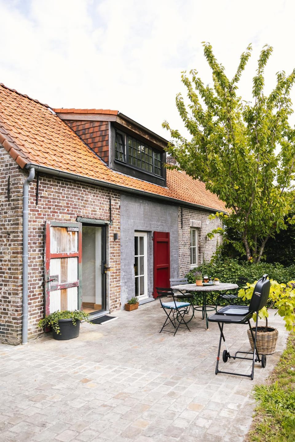 Property building, Spring, Garden, Dining area, Garden view