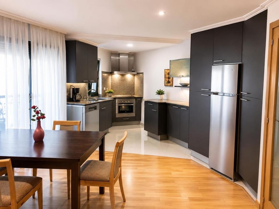 Kitchen or kitchenette, Dining area