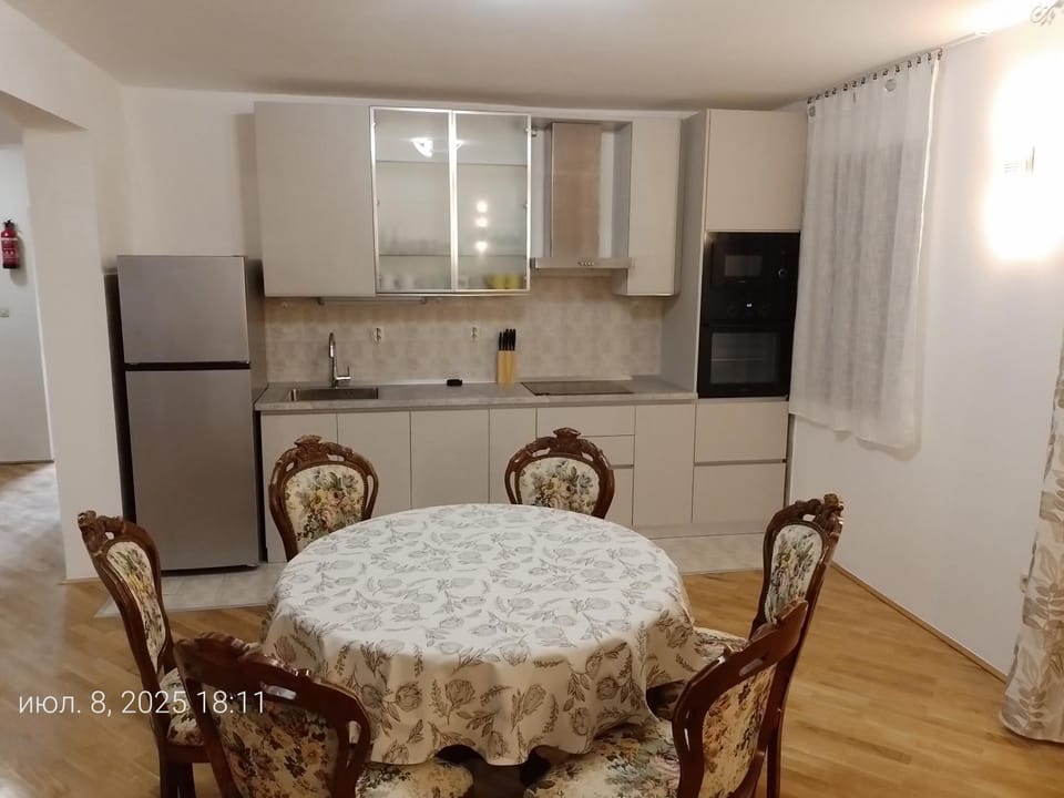 Kitchen or kitchenette, Dining area, oven, stove