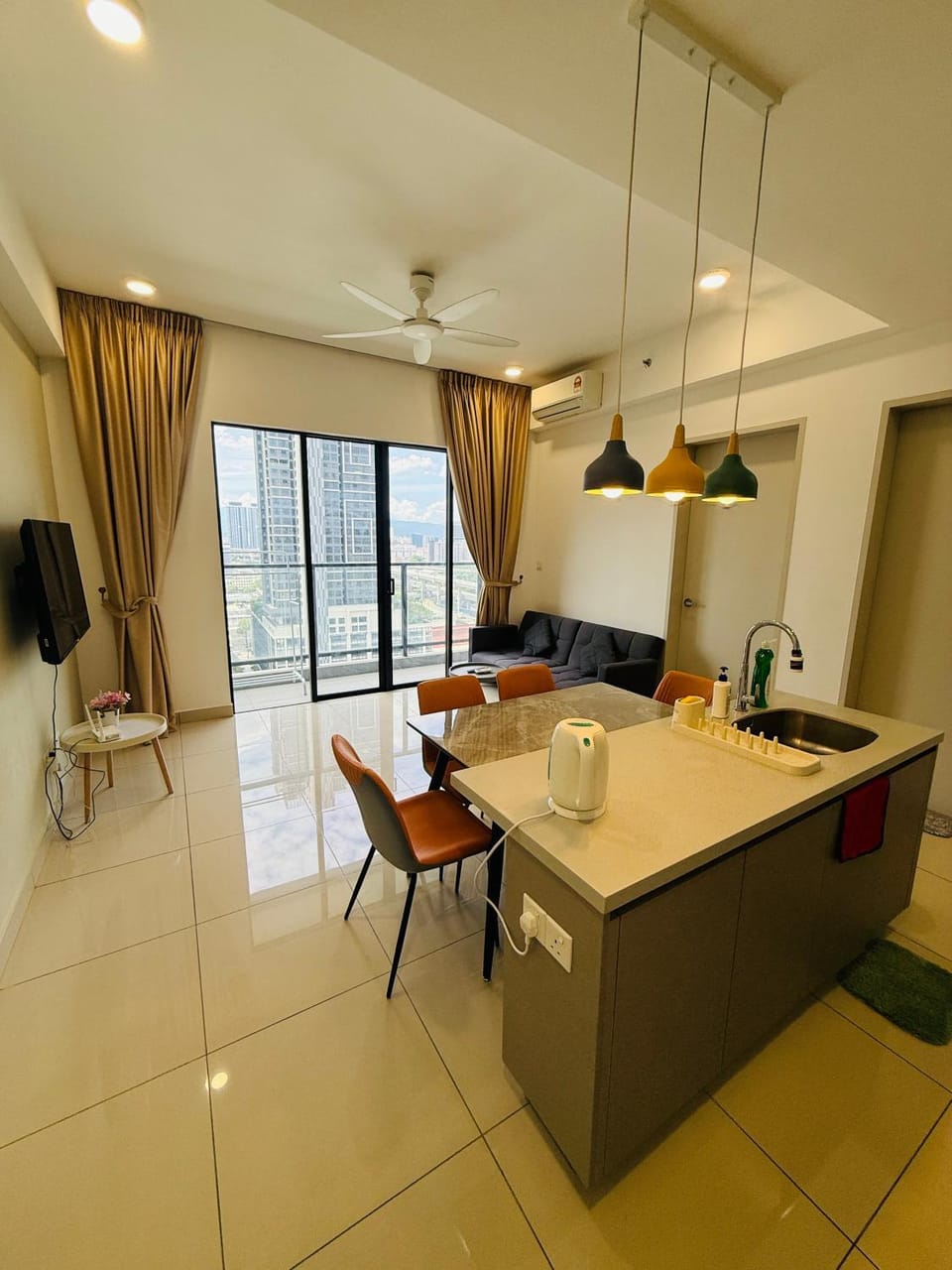 Kitchen or kitchenette, Living room, Seating area, Dining area