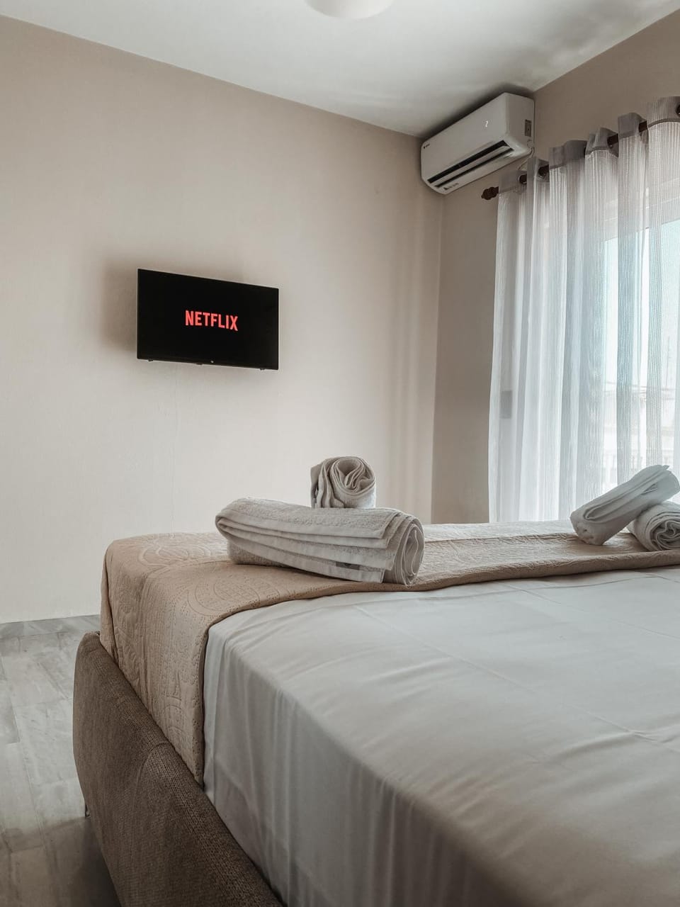 Bed, TV and multimedia, Photo of the whole room, Bedroom, towels, air conditioner