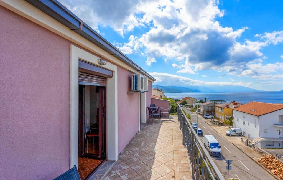 Day, Neighbourhood, Natural landscape, Sea view, Street view