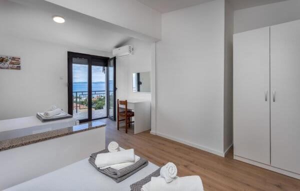 Bed, Photo of the whole room, Bedroom, towels, wardrobe