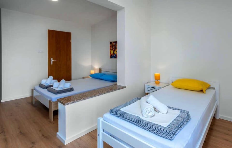 Bed, Photo of the whole room, Bedroom, towels