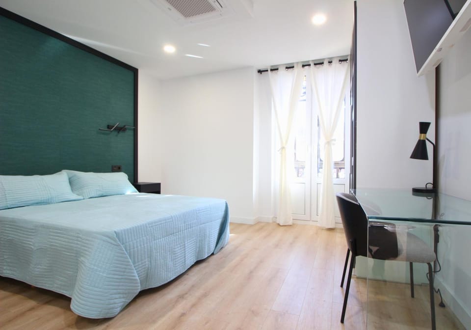 Bed, TV and multimedia, Photo of the whole room, Bedroom