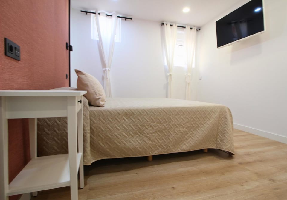 Bed, TV and multimedia, Photo of the whole room, Bedroom