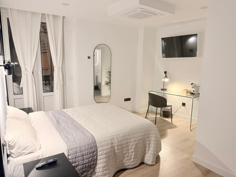 Bed, TV and multimedia, Bedroom
