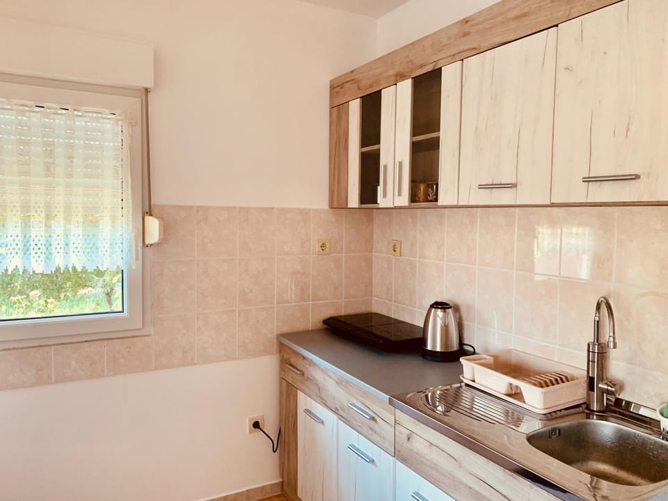 Kitchen or kitchenette, microwave, stove