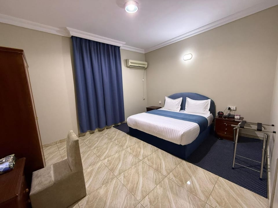 Bed, Photo of the whole room, air conditioner