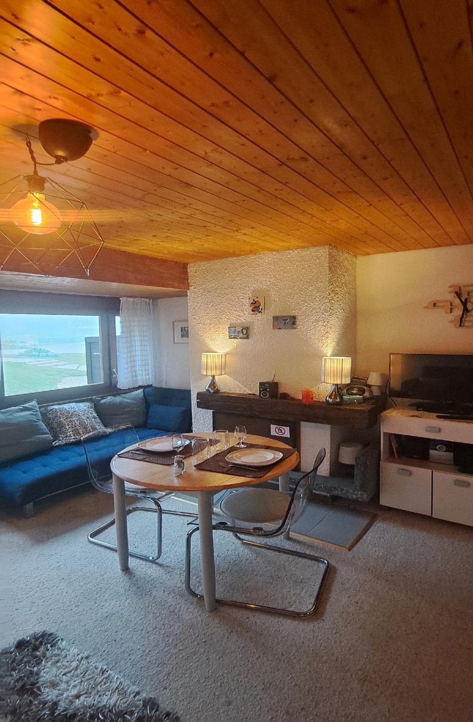 TV and multimedia, Seating area, Dining area