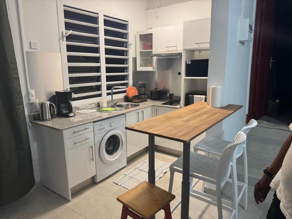 Coffee/tea facilities, Kitchen or kitchenette, Dining area, minibar, oven, stove, washing machine