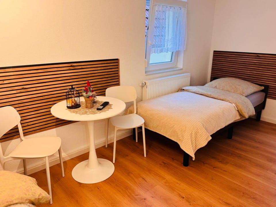 Traumhaft modernes Zimmer mit 2 Einzelbetten Gemeinschaftsbad- WC Vacation rental in Baden-Württemberg