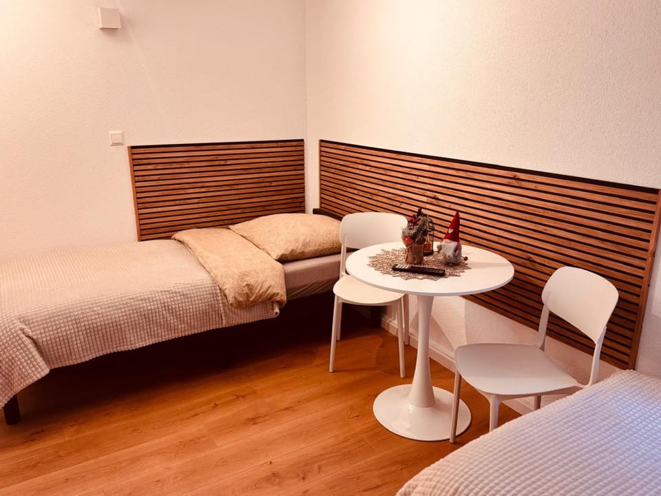 Traumhaft modernes Zimmer mit 2 Einzelbetten Gemeinschaftsbad- WC Vacation rental in Baden-Württemberg