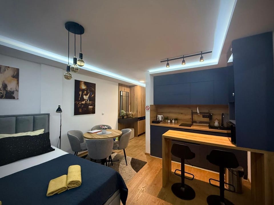 Bed, Kitchen or kitchenette, Seating area