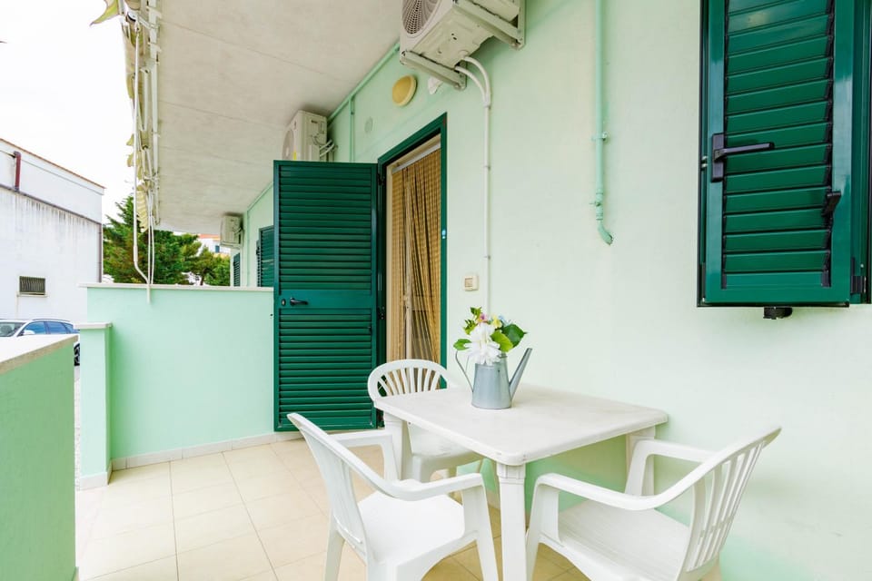 Day, Dining area, air conditioner