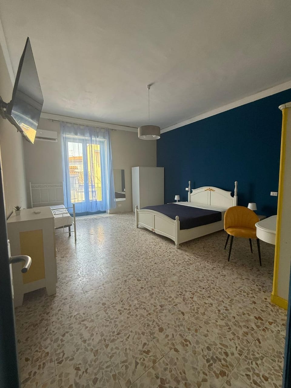 Bed, Photo of the whole room, Seating area