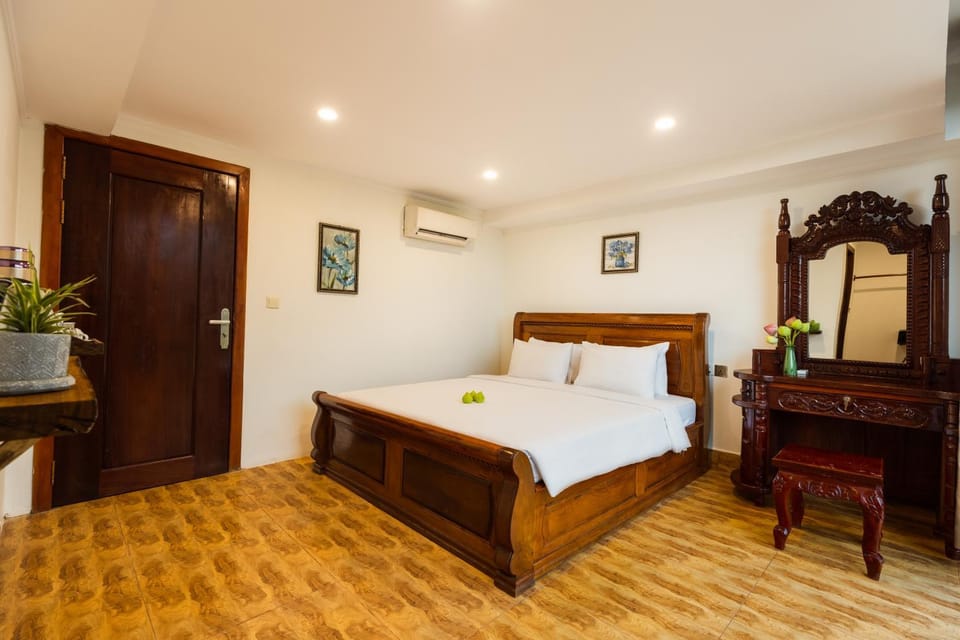 Bed, Photo of the whole room, Dining area, Bedroom, air conditioner