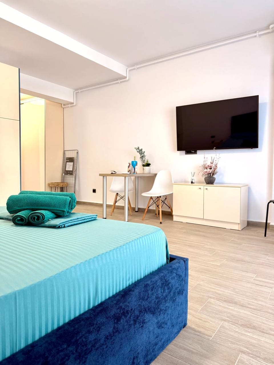 TV and multimedia, Photo of the whole room, Bedroom