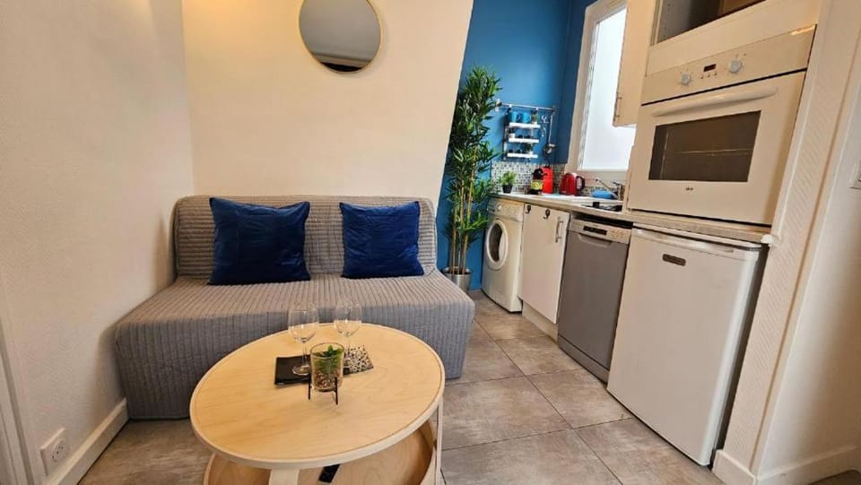 Kitchen or kitchenette, Seating area, Dining area, oven, stove
