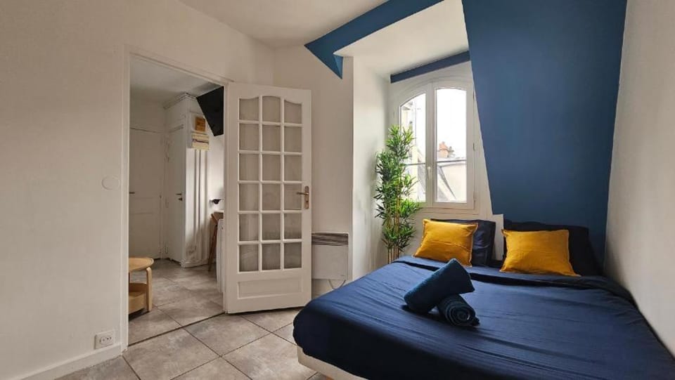 Bed, Photo of the whole room, wardrobe