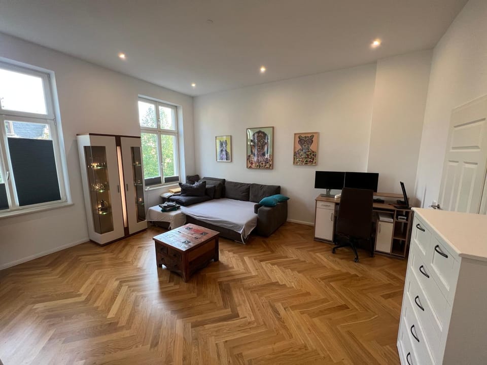 Bed, TV and multimedia, Living room, Photo of the whole room, Seating area