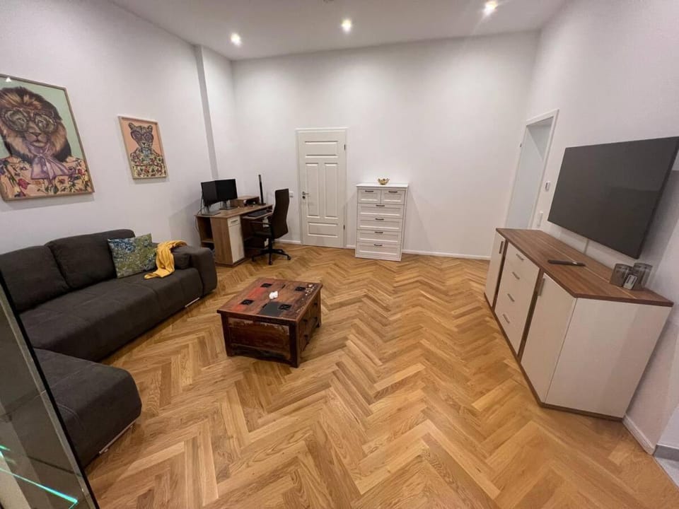 Communal lounge/ TV room, TV and multimedia, Living room, Seating area, Evening entertainment