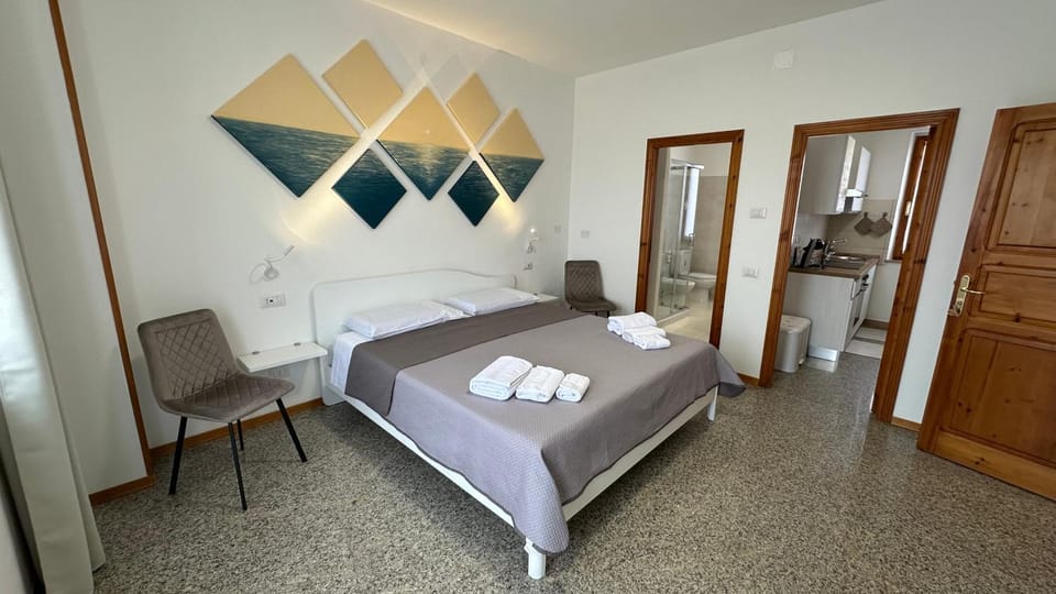 Bed, Photo of the whole room, Bedroom, towels