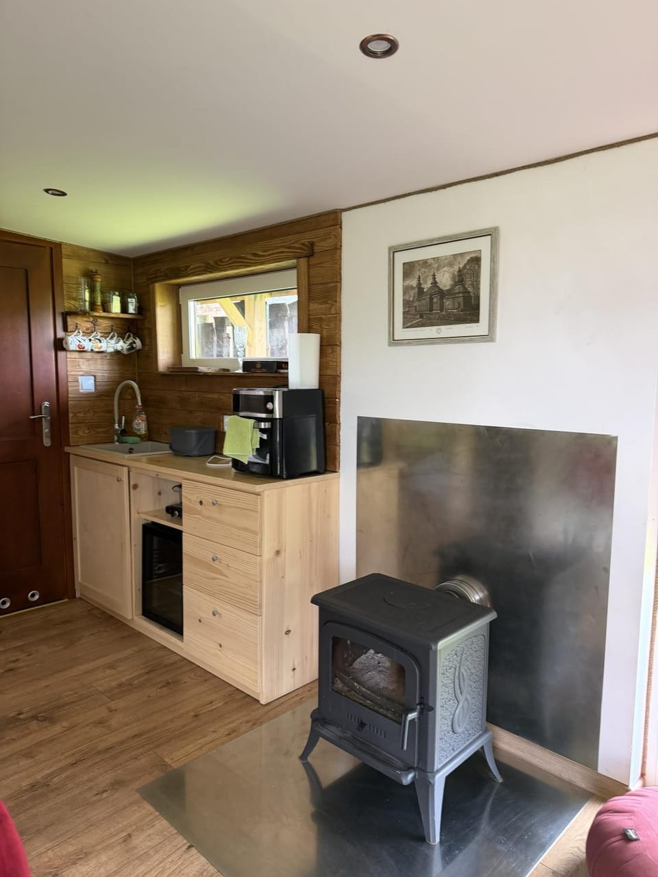 Kitchen or kitchenette, fireplace