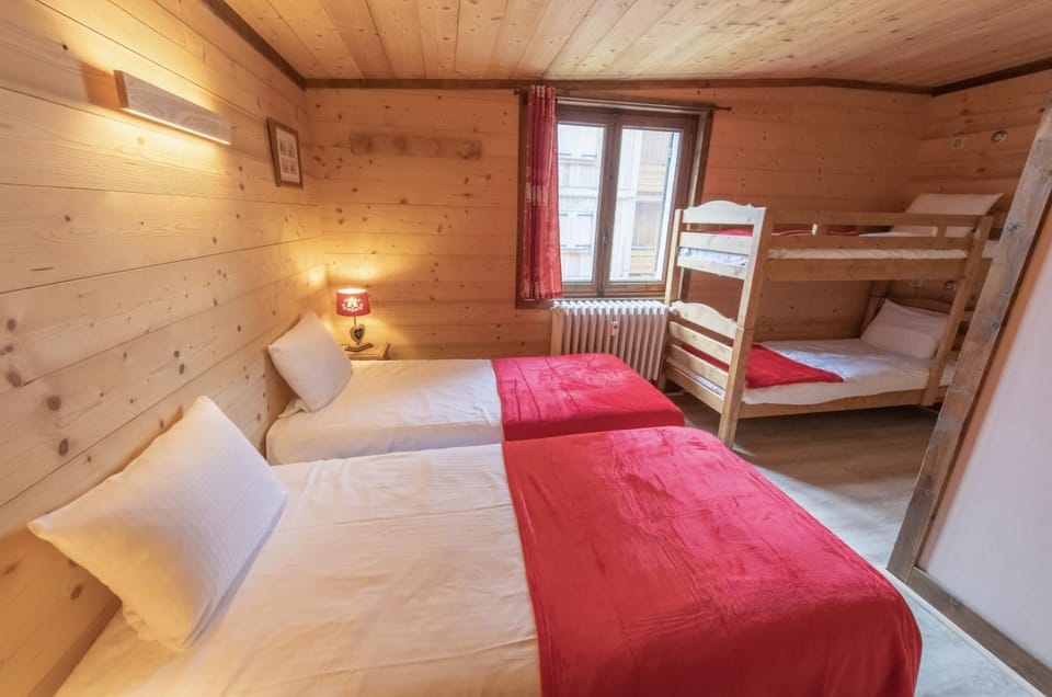 Bedroom, bunk bed