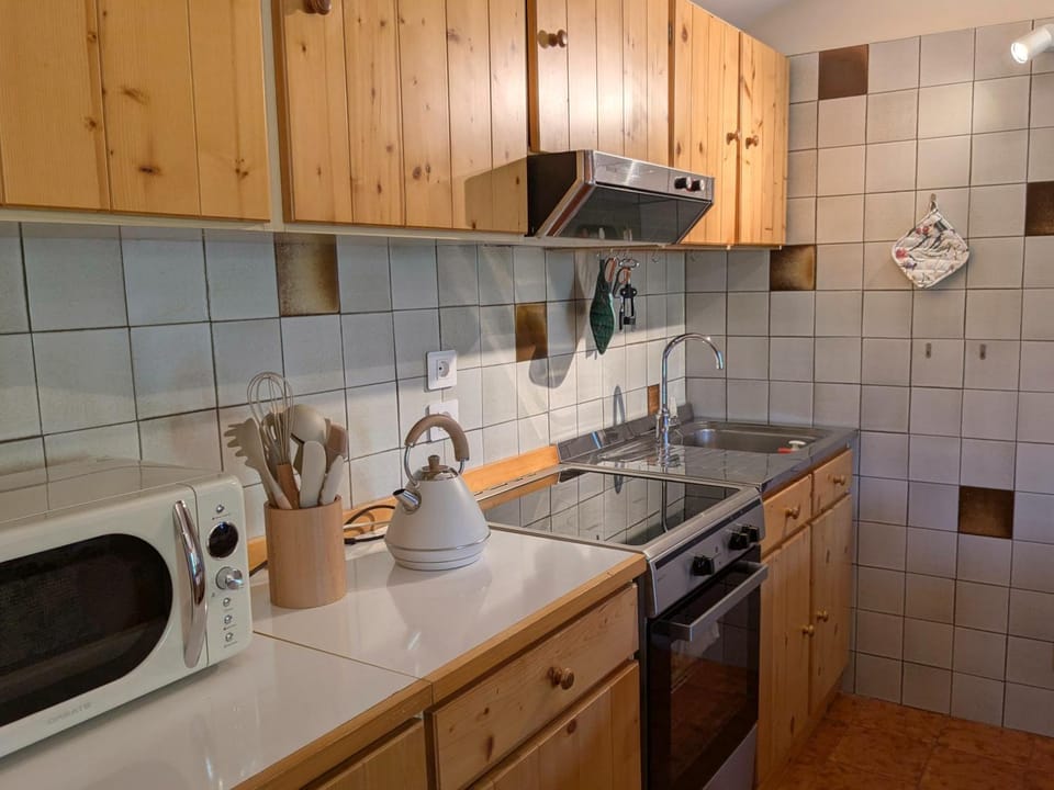 Coffee/tea facilities, Kitchen or kitchenette, stove