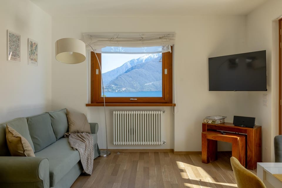 Living room, Lake view