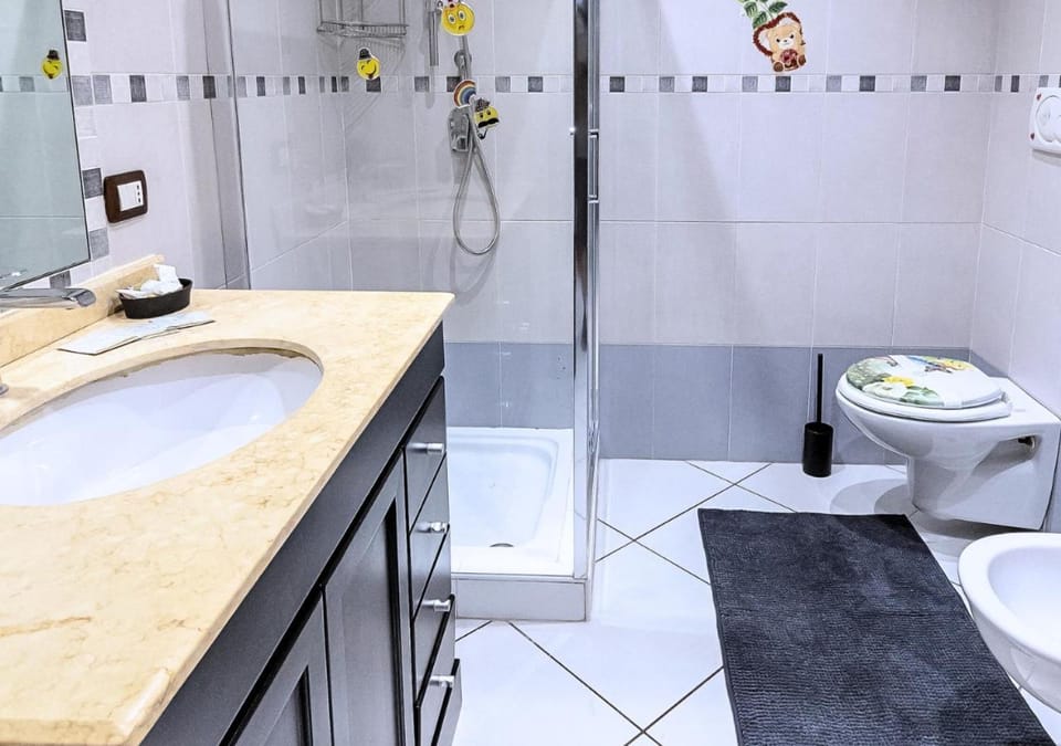 Shower, Toilet, Bathroom, towels