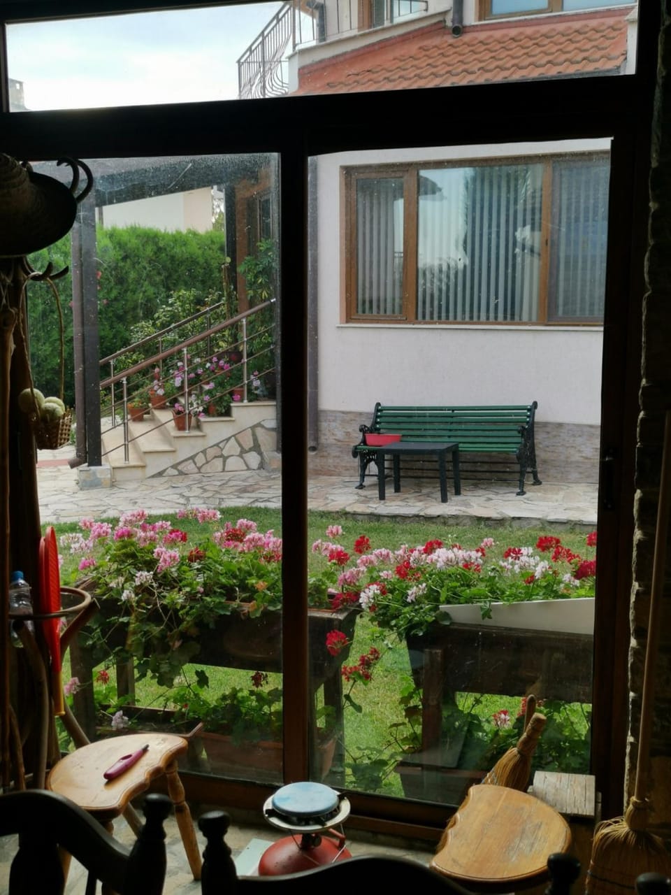 Property building, Kitchen or kitchenette, Seating area, Dining area, Garden view, Quiet street view