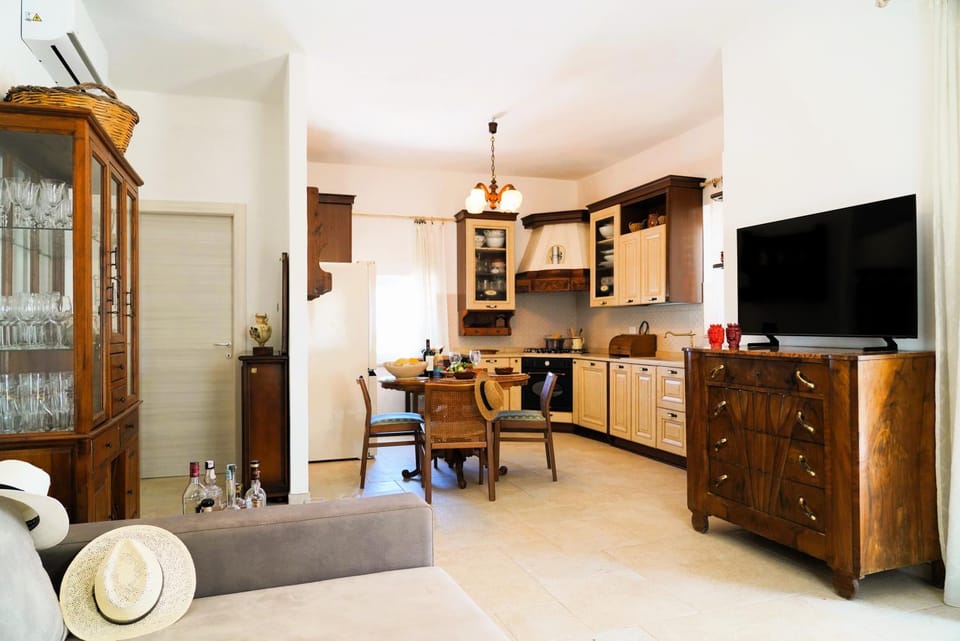 Communal lounge/ TV room, TV and multimedia, Kitchen or kitchenette, Living room, Dining area, oven, stove