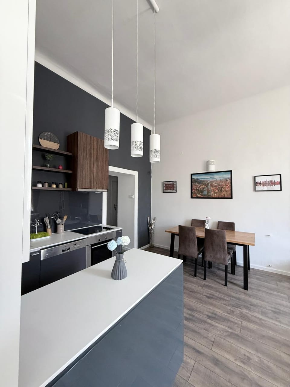 Kitchen or kitchenette, Dining area