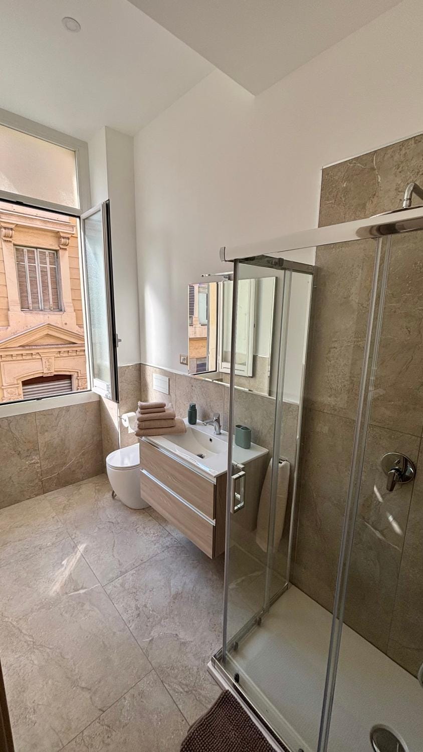 Shower, Toilet, Bathroom, towels