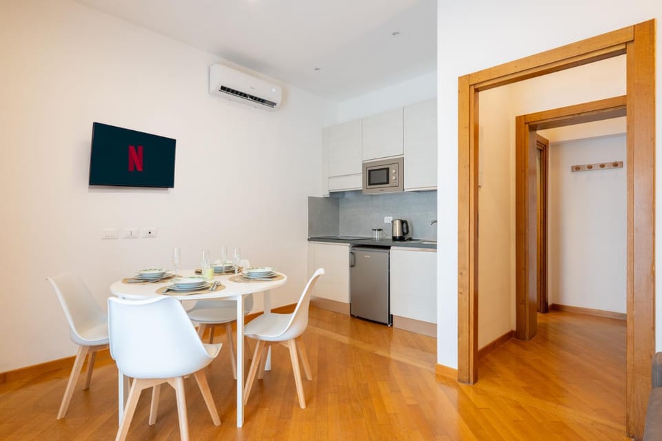 TV and multimedia, Kitchen or kitchenette, Dining area, oven, stove