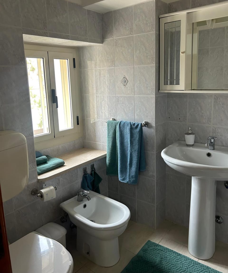 Toilet, Bathroom, bidet, towels