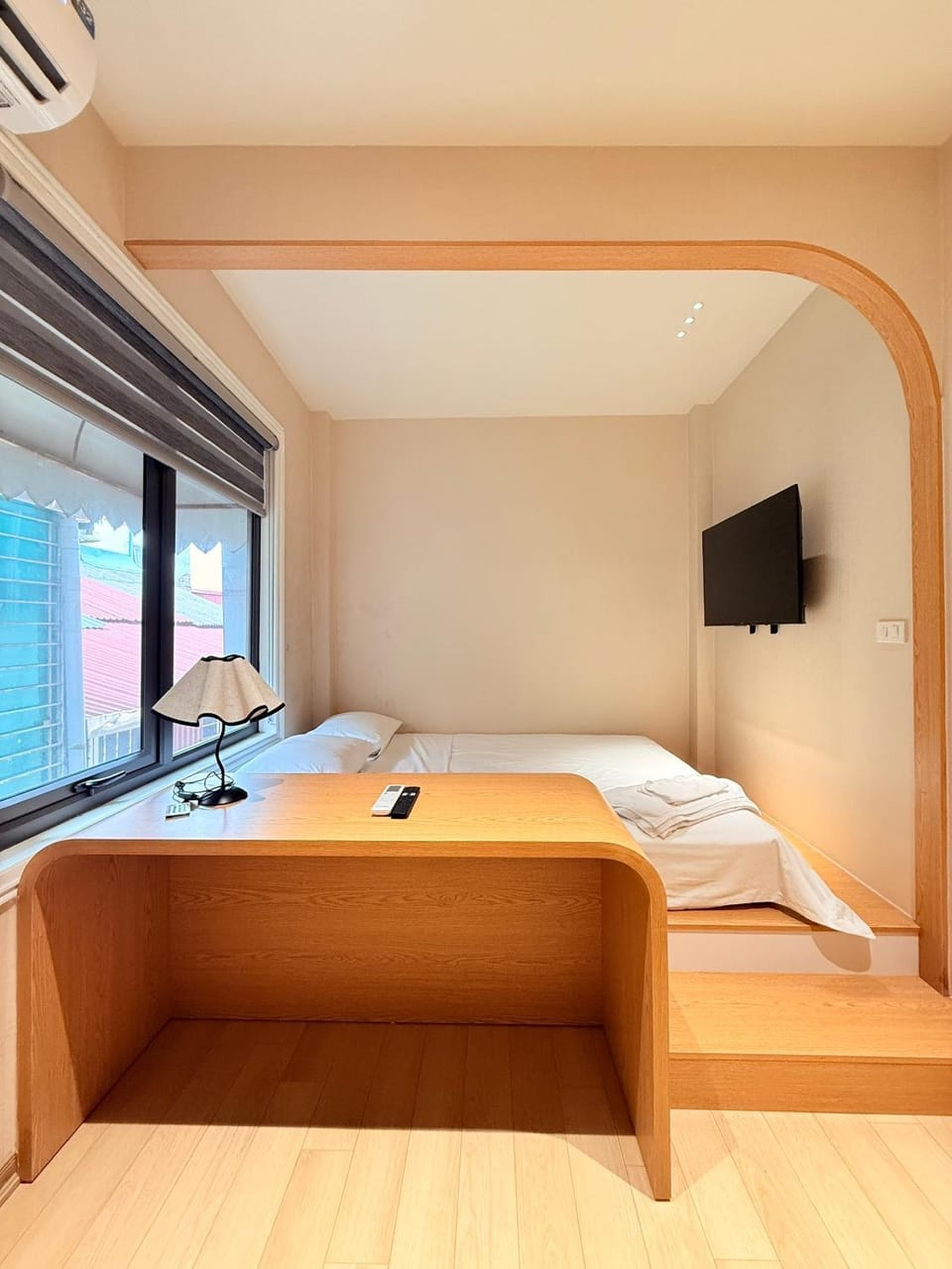 Bed, TV and multimedia, Evening entertainment, Bedroom, air conditioner