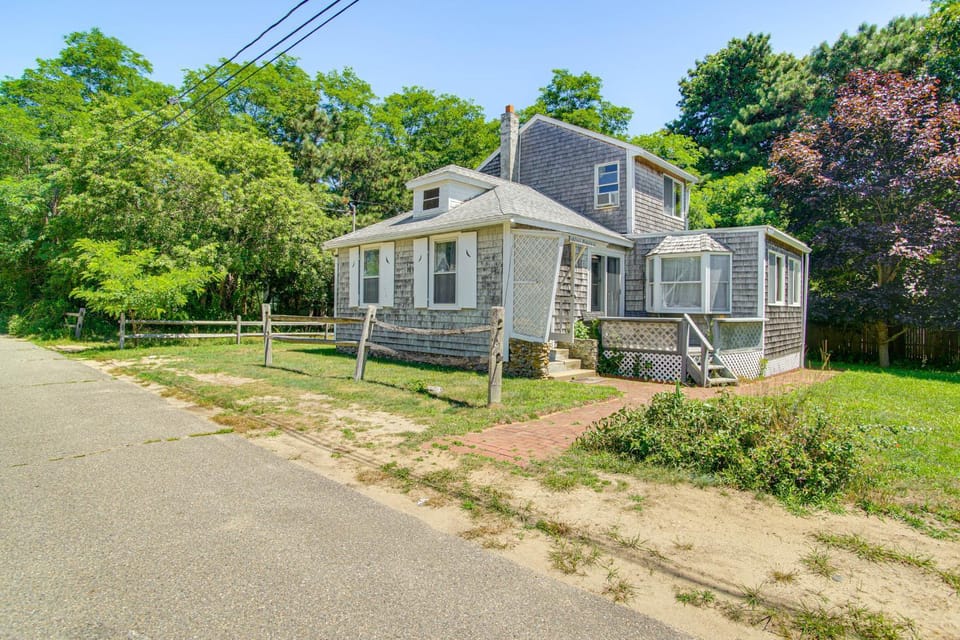 < 1 Mi to Beaches: Home w/ Deck in Oak Bluffs House in Tisbury