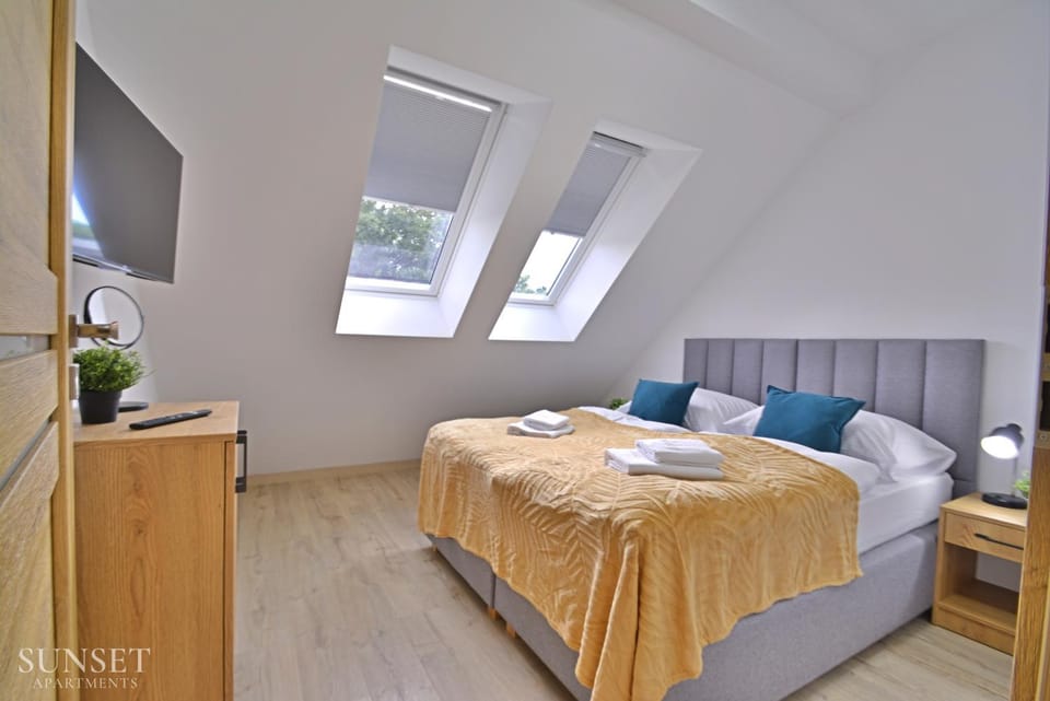 Bed, TV and multimedia, Photo of the whole room, Bedroom, towels