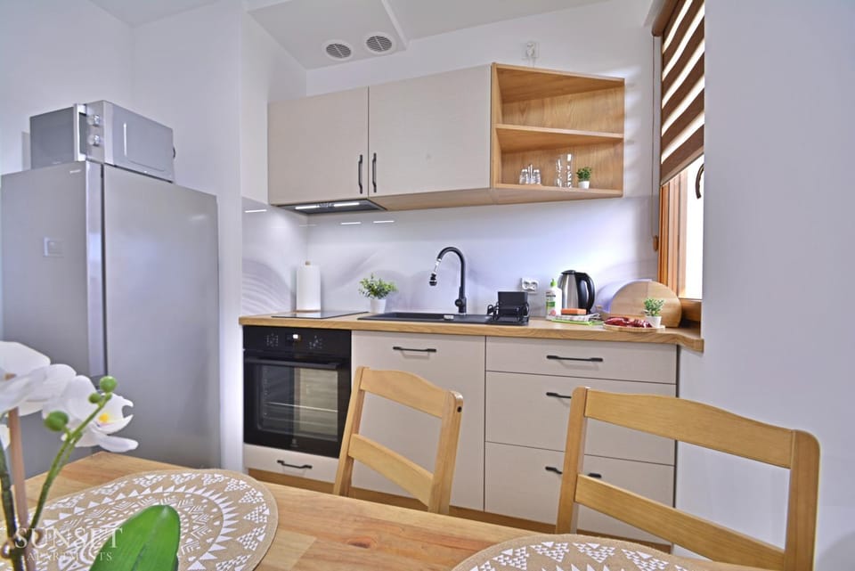 Kitchen or kitchenette, Dining area, oven, stove