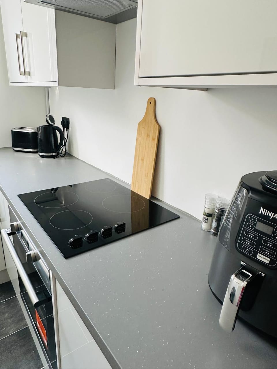 Coffee/tea facilities, Kitchen or kitchenette, stove, toaster