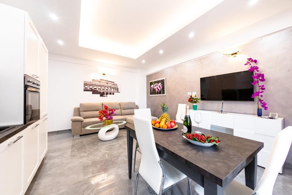 TV and multimedia, Kitchen or kitchenette, Living room, Seating area, Dining area, Food