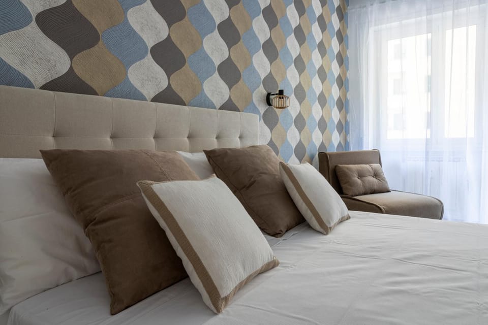 Bed, Living room, Photo of the whole room, Seating area, Bedroom